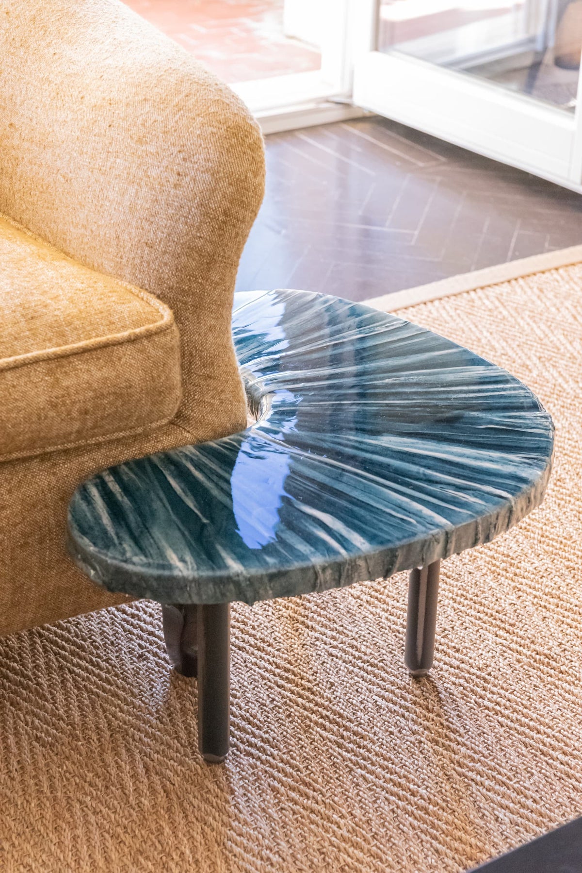Small comma with Blue Omega reliefs - Livia Rebecchini Interiors for COALAN Art Designers