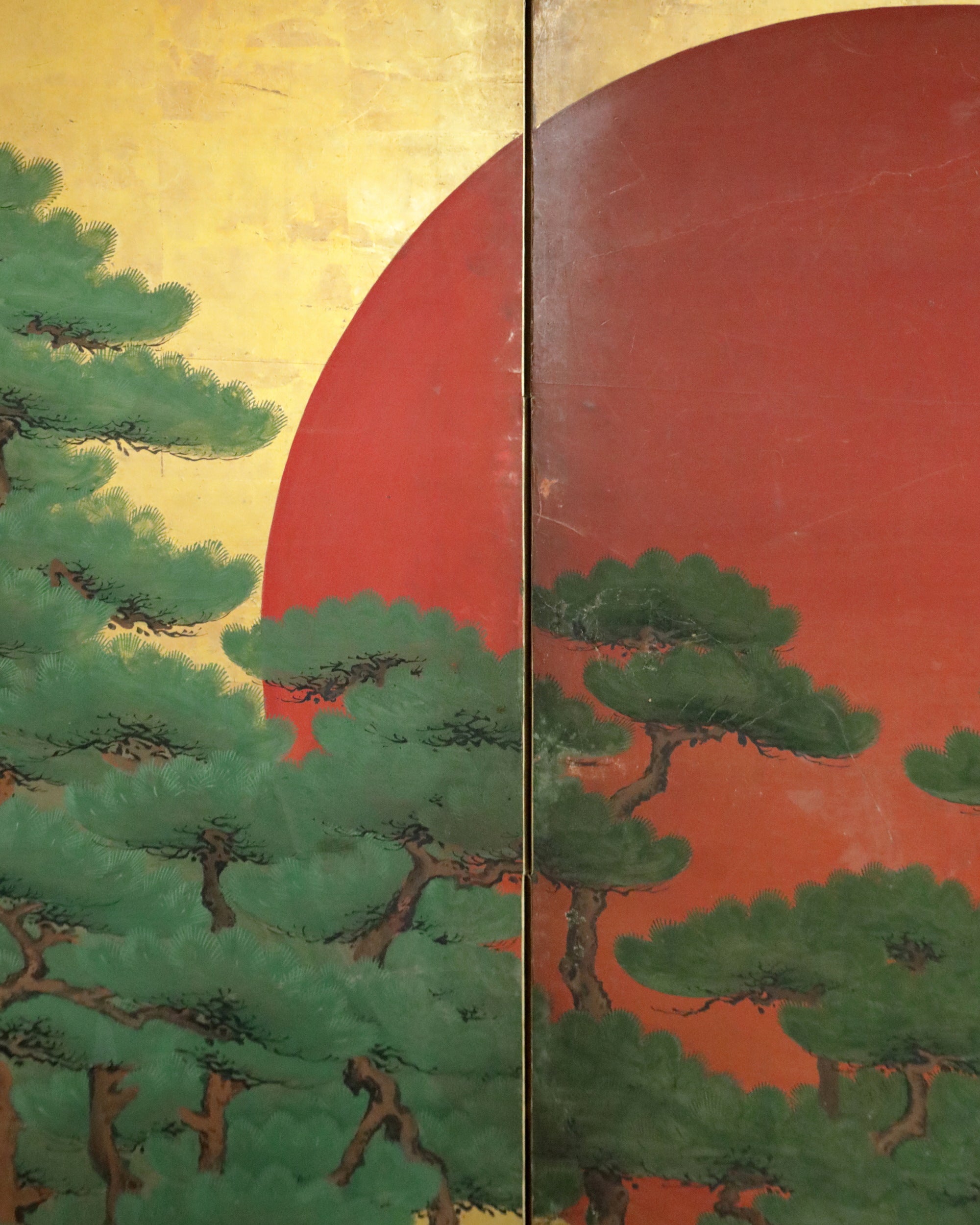 Byōbu con pini e sole rosso
