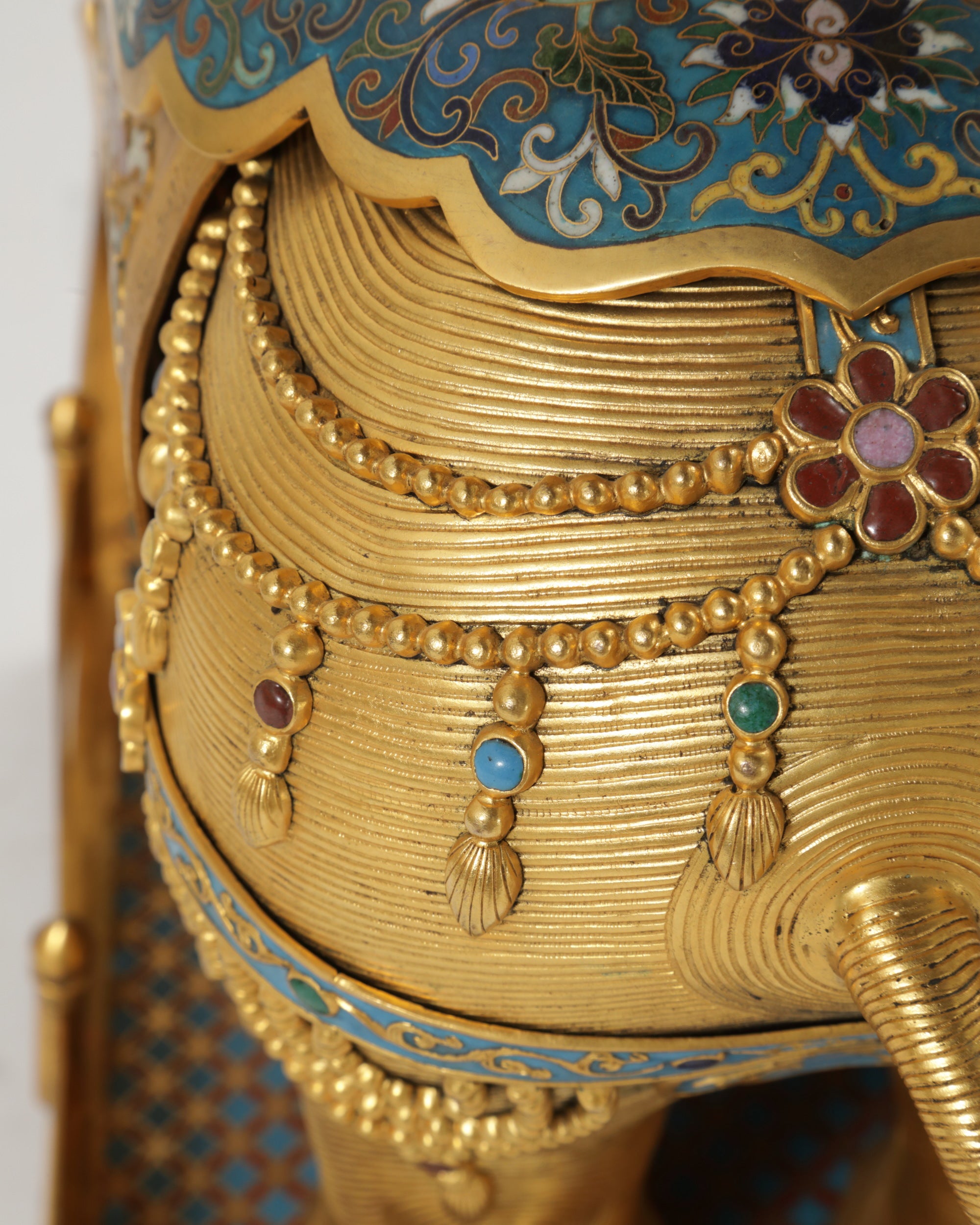 Elefante con pagoda in bronzo dorato e smalti cloisonné