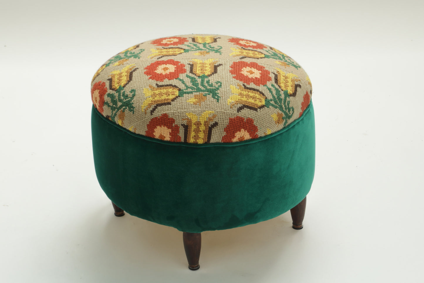 Piccolo pouf rotondo anni 60 reinterpretato da t r i p l e f