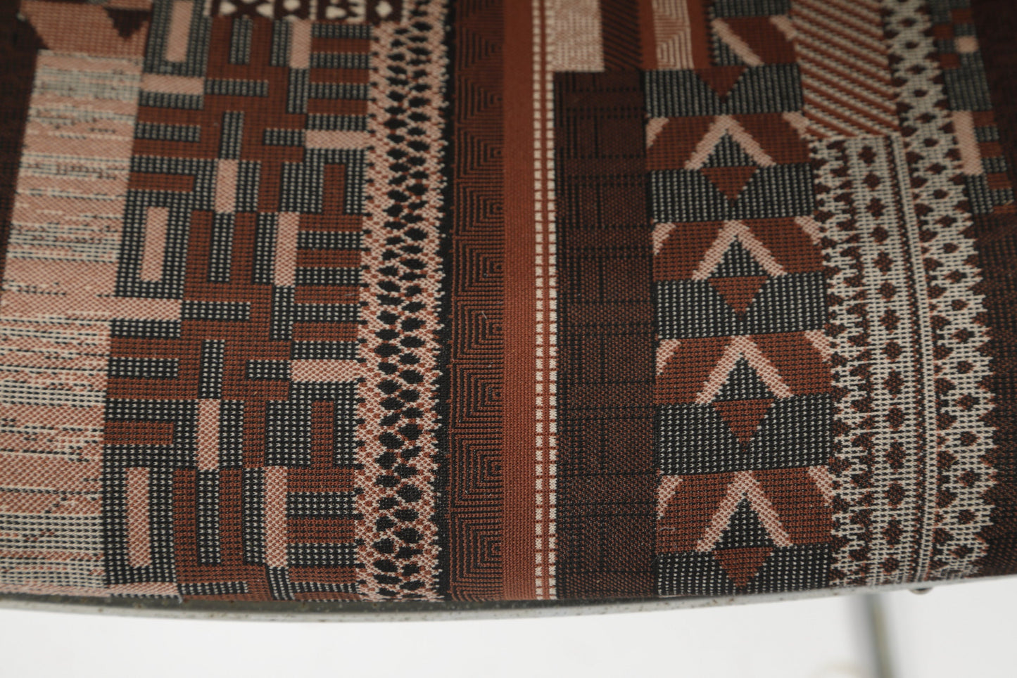 Quattro sedie anni 70 reinterpretate da t r i p le f