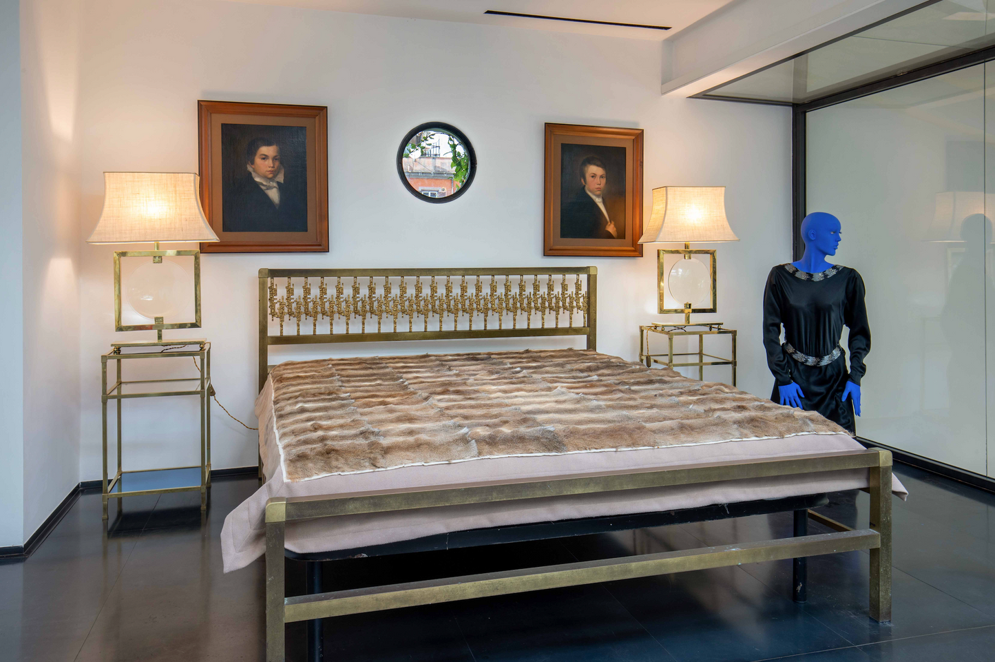 Bed frame attributed to Luciano Frigerio, 1970s, worked brass