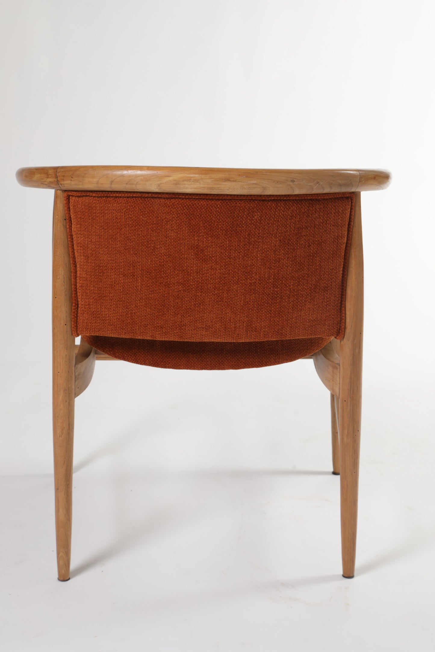 Sei sedie attribuibili a Hans J. Wegner reinterpretate da  t r i p l e f