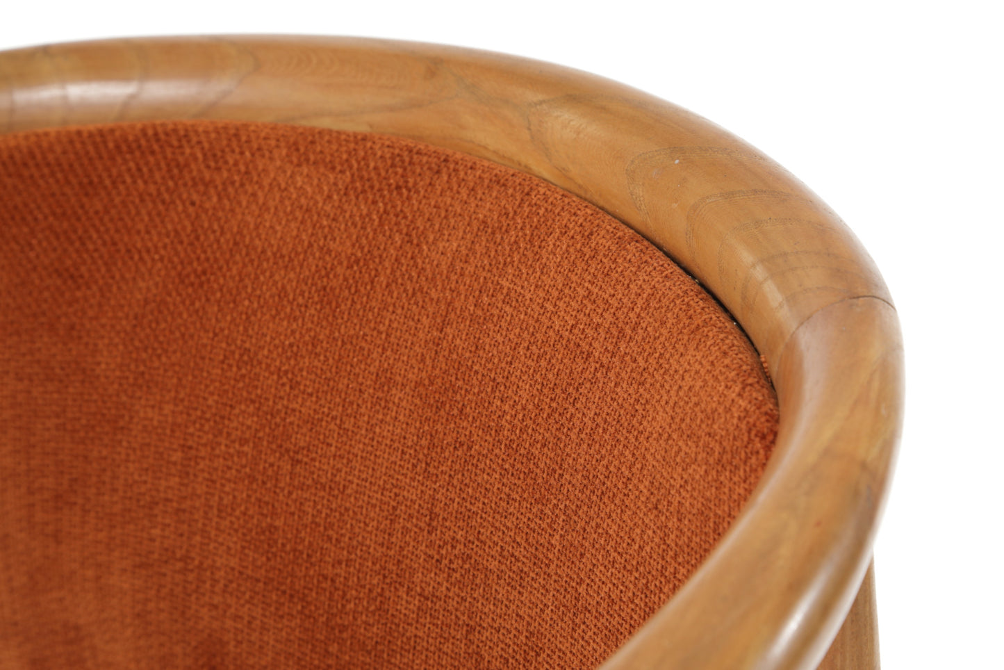 Sei sedie attribuibili a Hans J. Wegner reinterpretate da  t r i p l e f