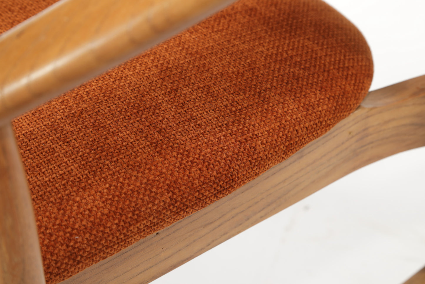 Sei sedie attribuibili a Hans J. Wegner reinterpretate da  t r i p l e f