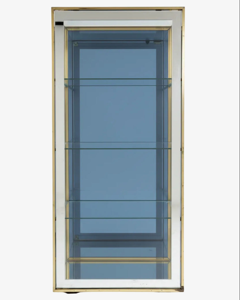 Showcase from the 70s with mirrored profiles