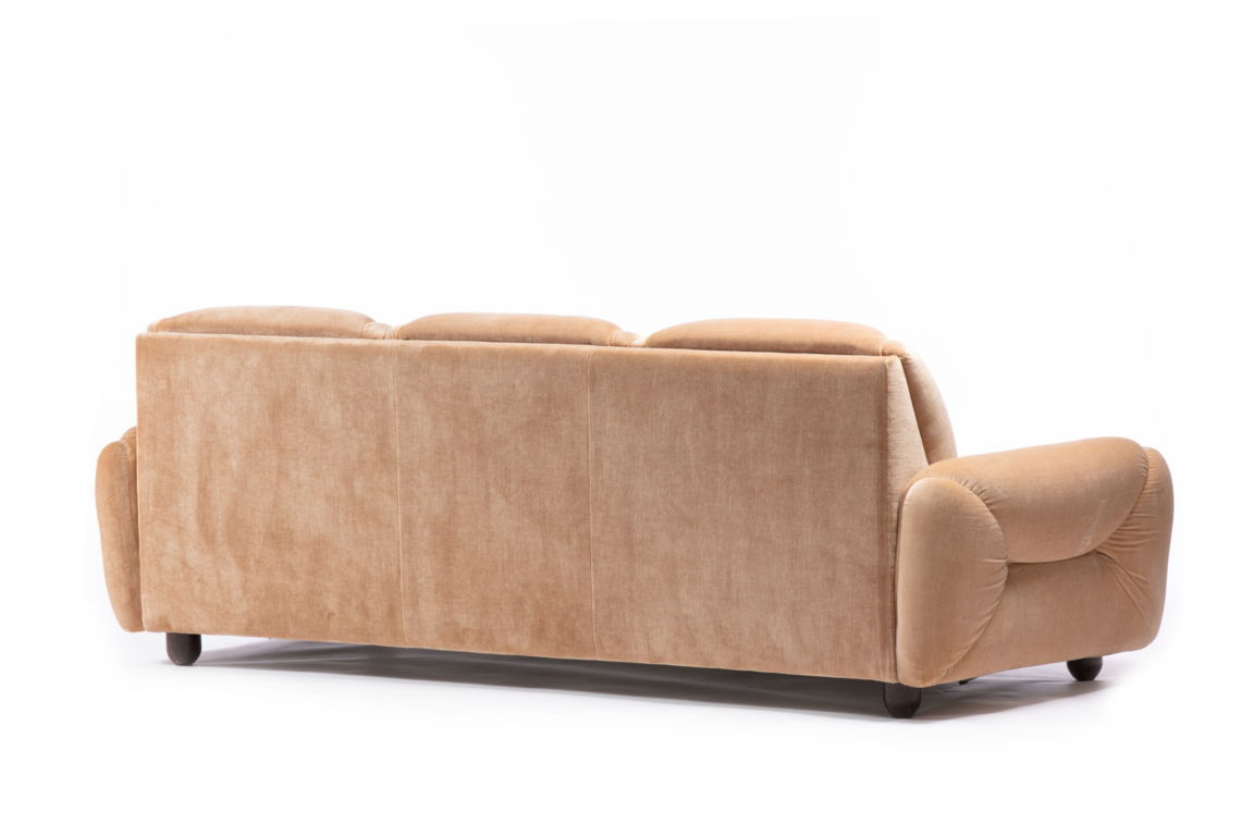 Three-seater sofa from the 70s in powder pink