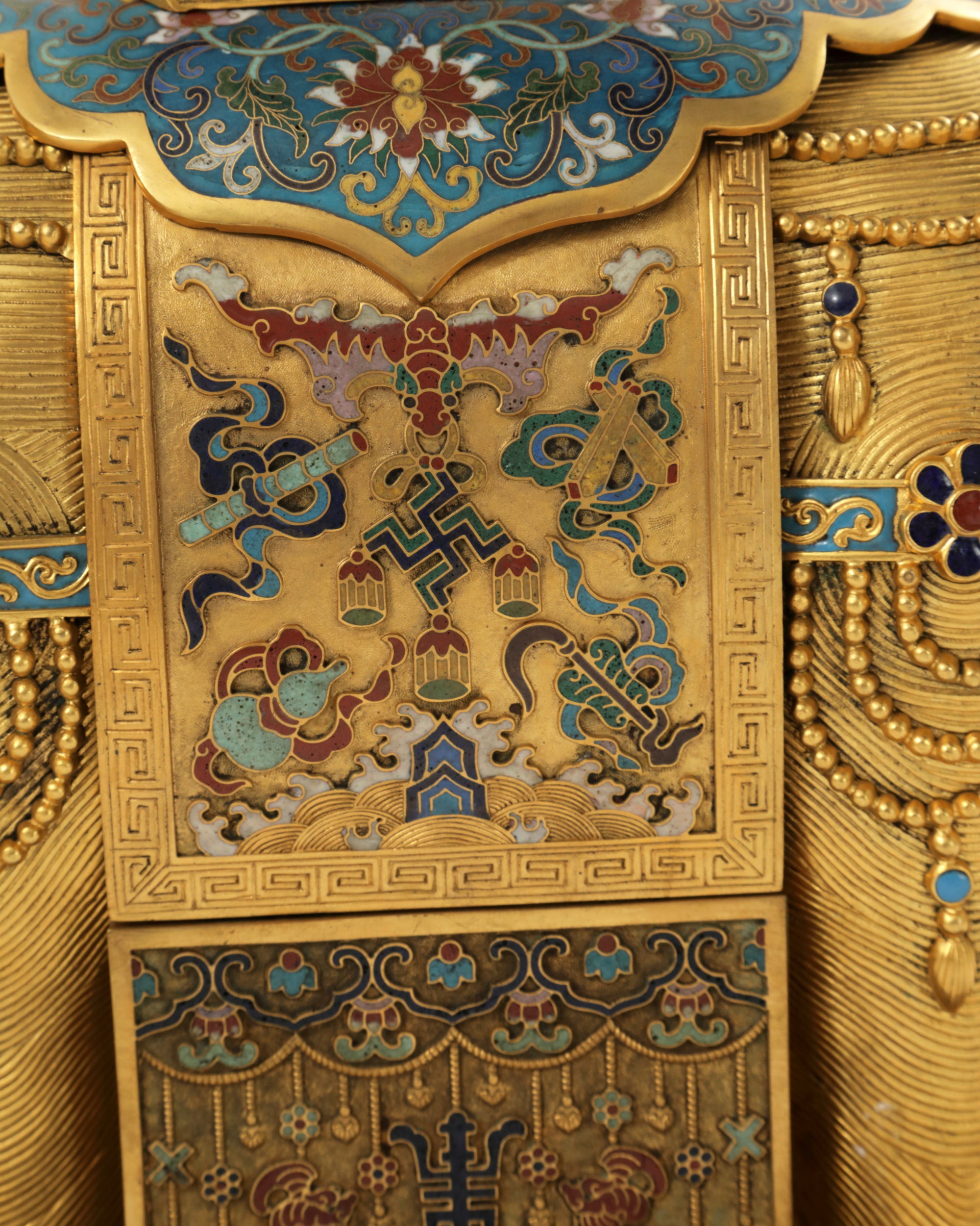 Elefante con pagoda in bronzo dorato e smalti cloisonné
