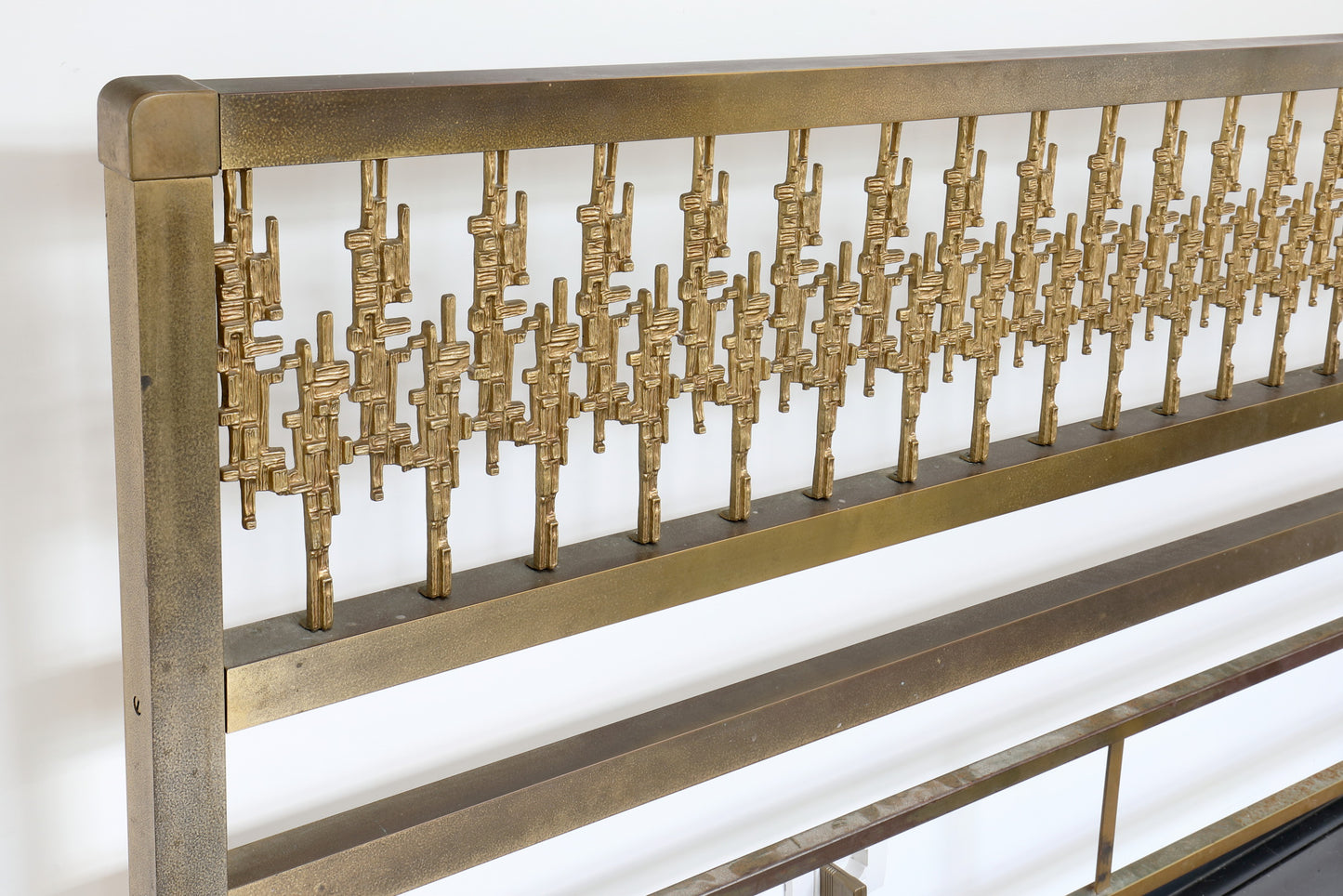 Bed frame attributed to Luciano Frigerio, 1970s, worked brass