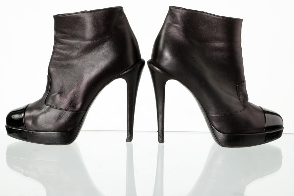 Chanel ankle boot in black leather