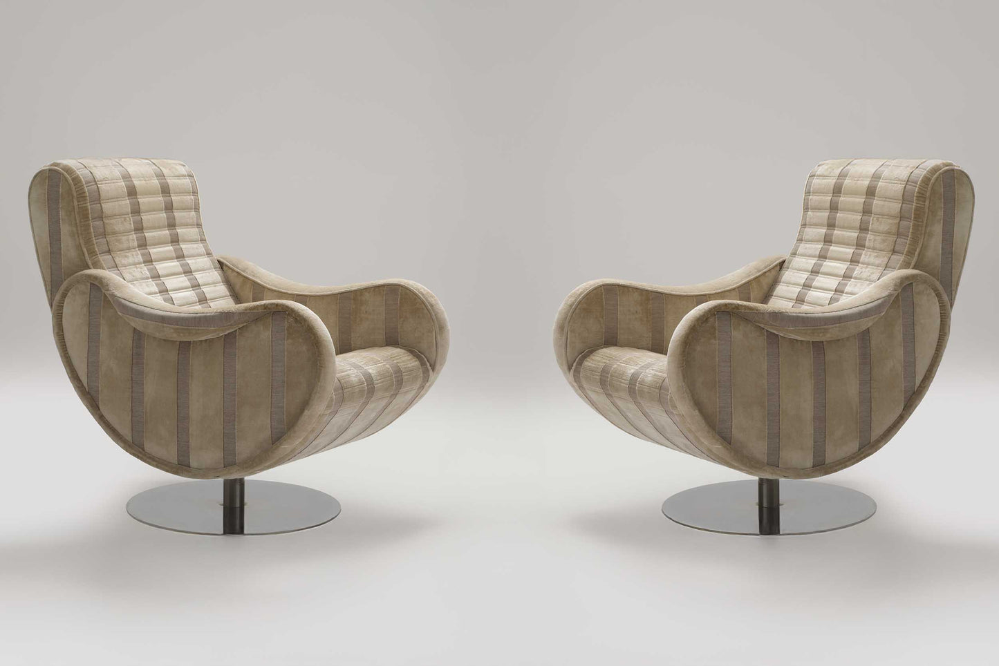 Coppia di poltrone con due pouf anni 70