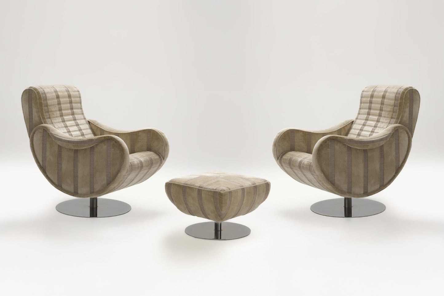 Coppia di poltrone con due pouf anni 70