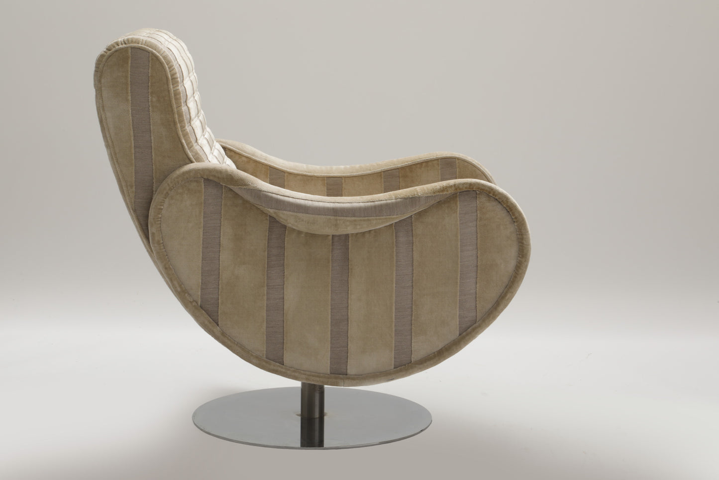 Coppia di poltrone con due pouf anni 70