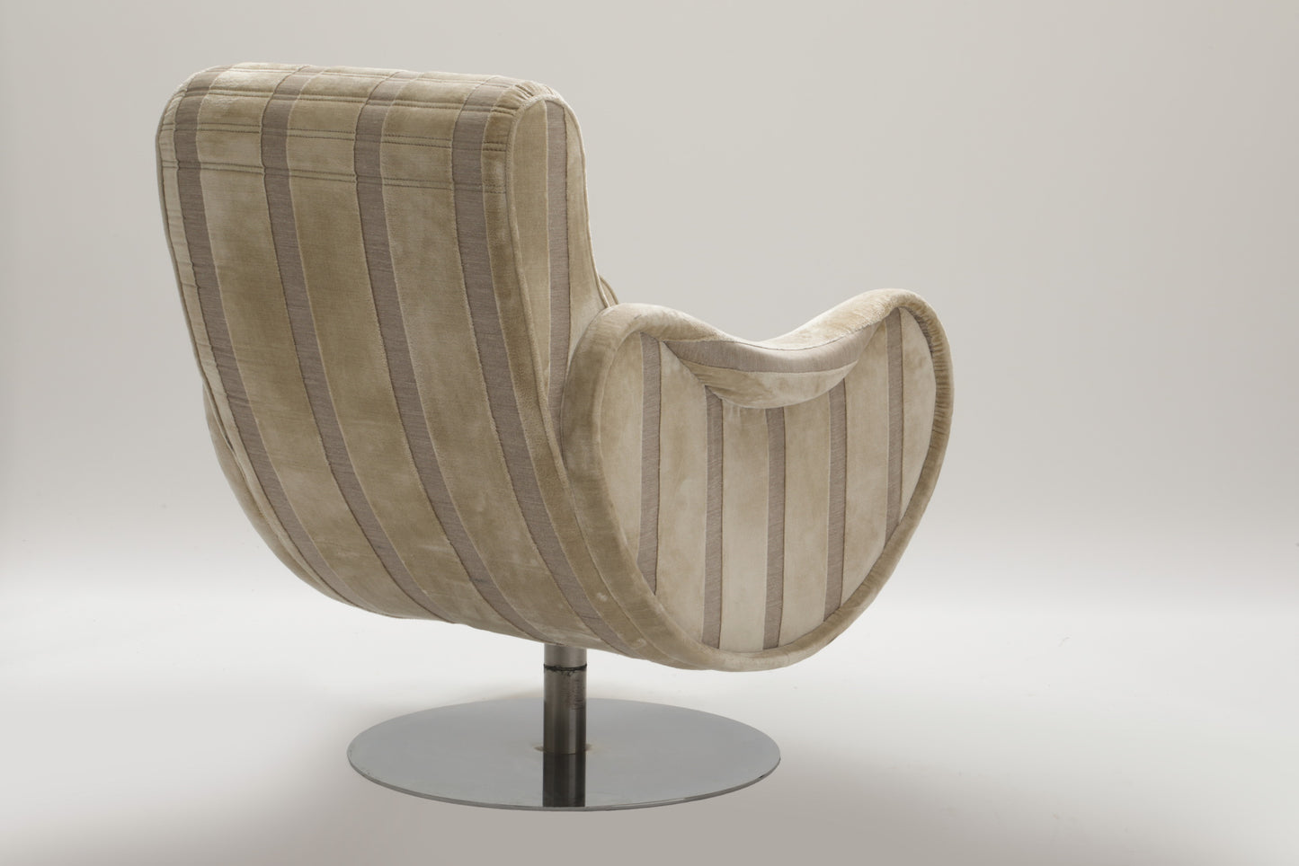Coppia di poltrone con due pouf anni 70