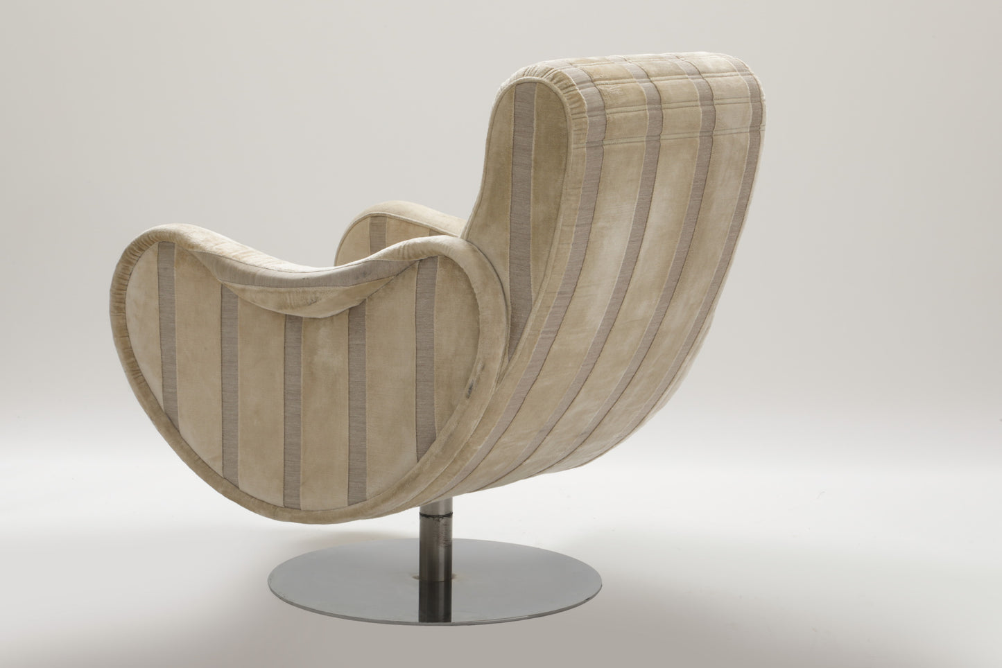 Coppia di poltrone con due pouf anni 70