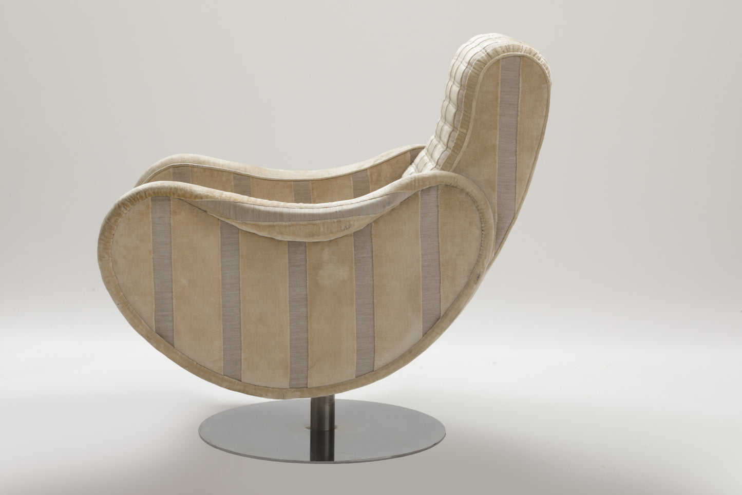 Coppia di poltrone con due pouf anni 70