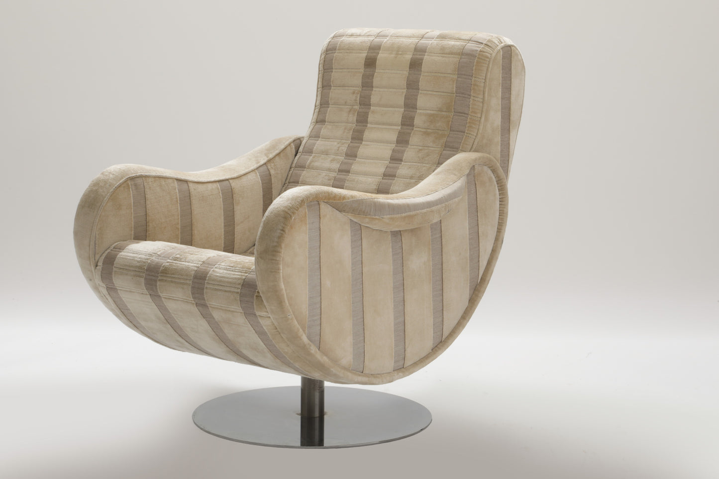 Coppia di poltrone con due pouf anni 70