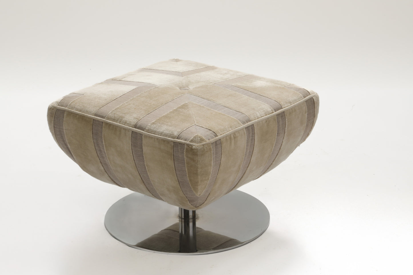 Coppia di poltrone con due pouf anni 70