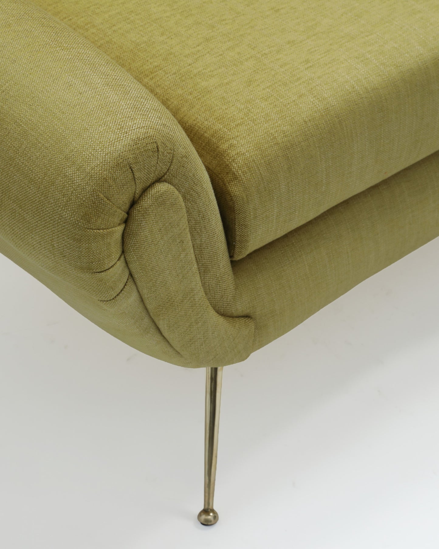 Divano anni 50 senape reinterpretato t r  i p l e f