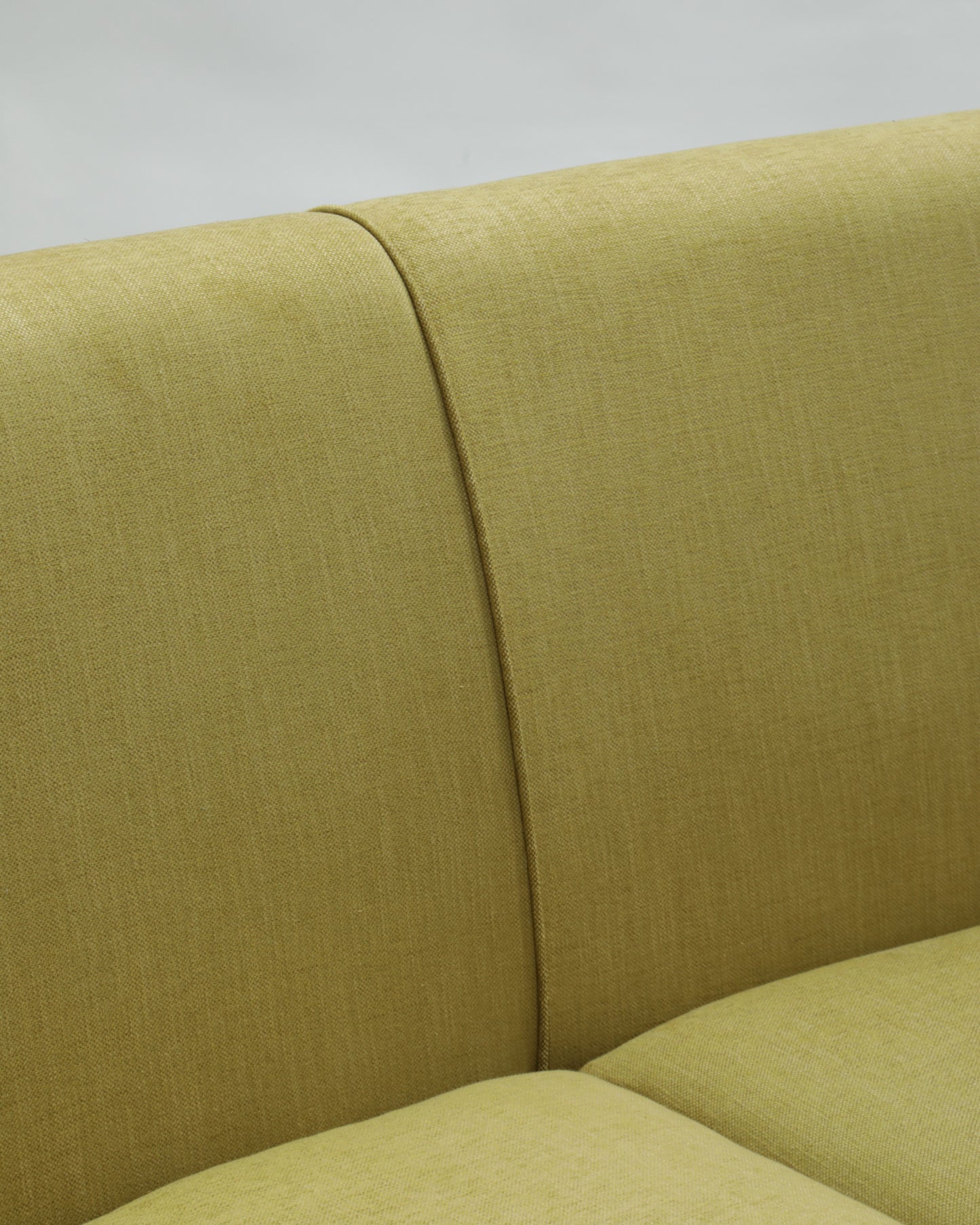 Divano anni 50 senape reinterpretato t r  i p l e f