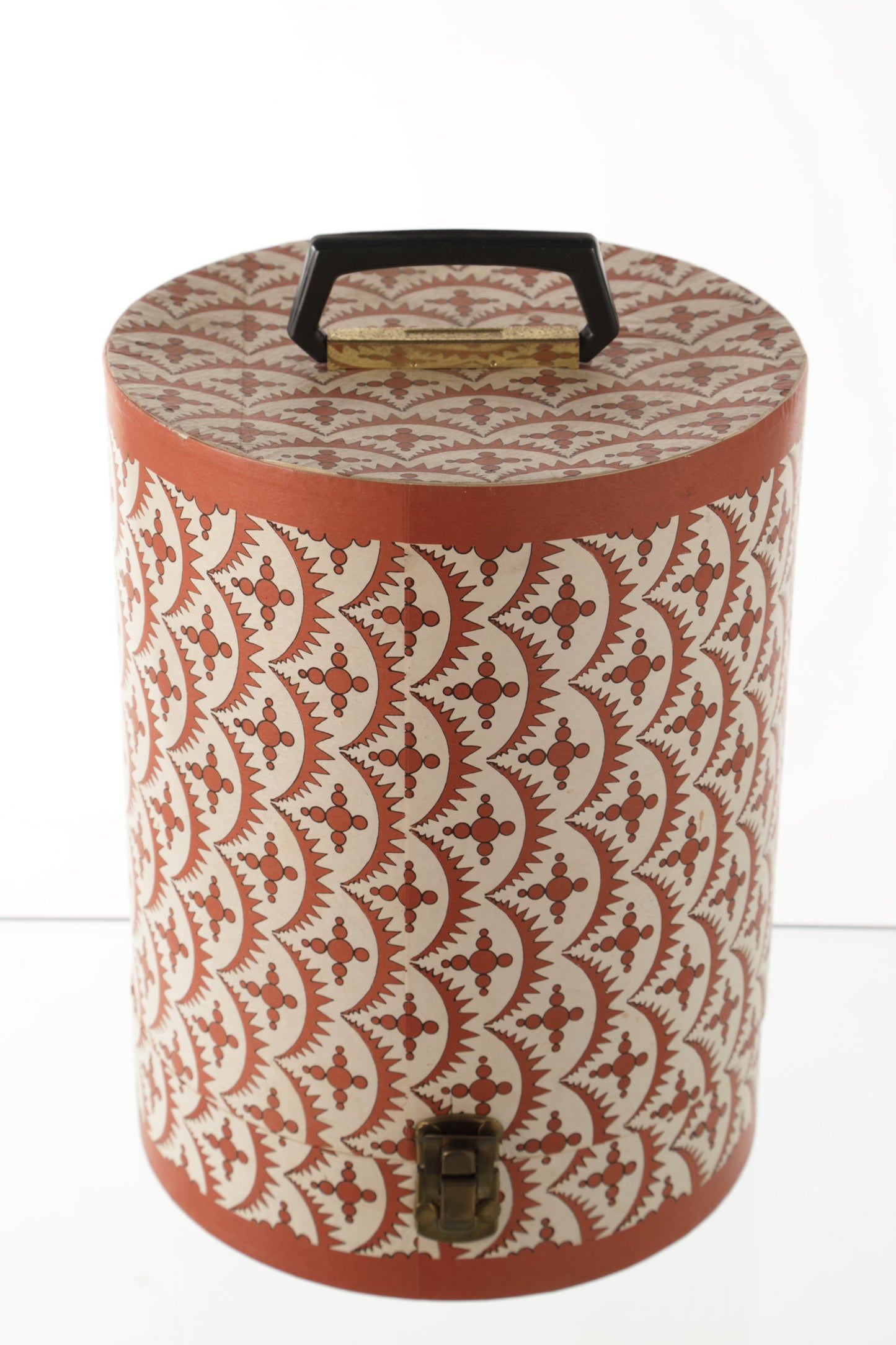 High hat box with printed decoration
