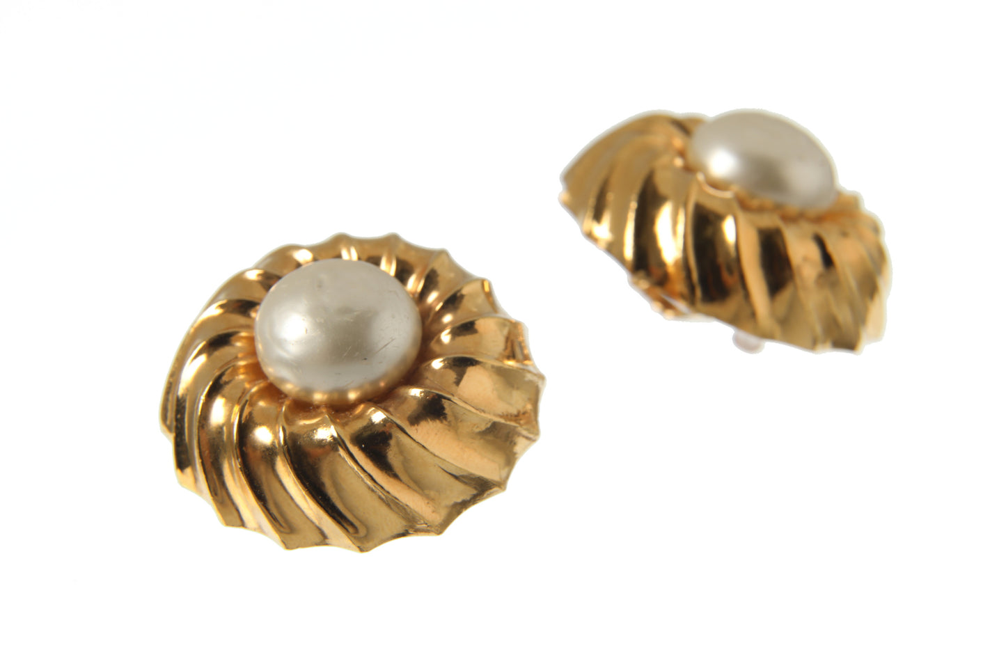 Vintage Chanel pearl and golden metal earrings