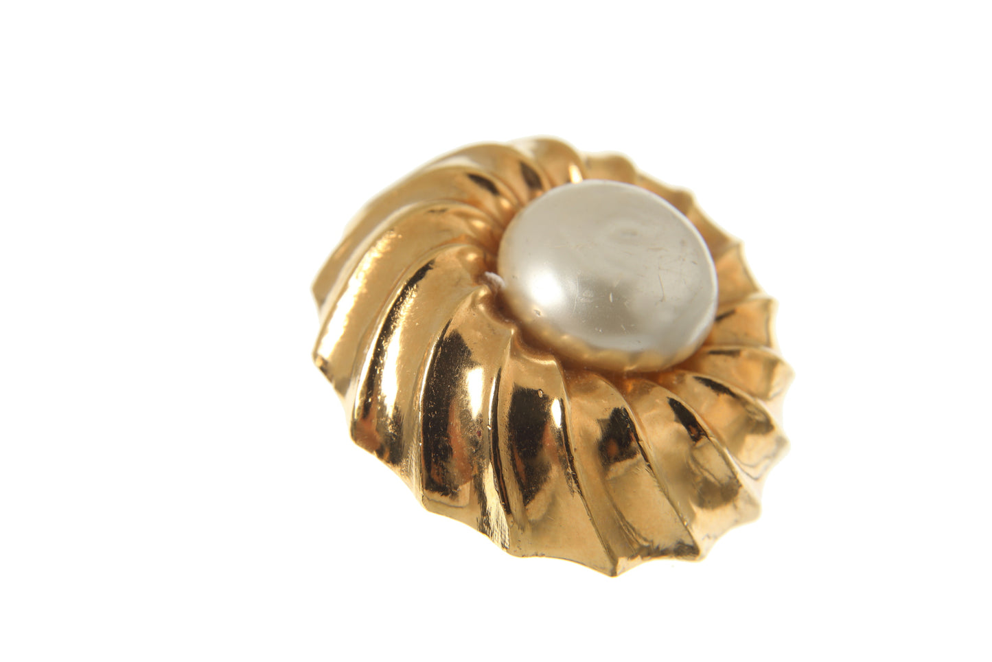 Vintage Chanel pearl and golden metal earrings