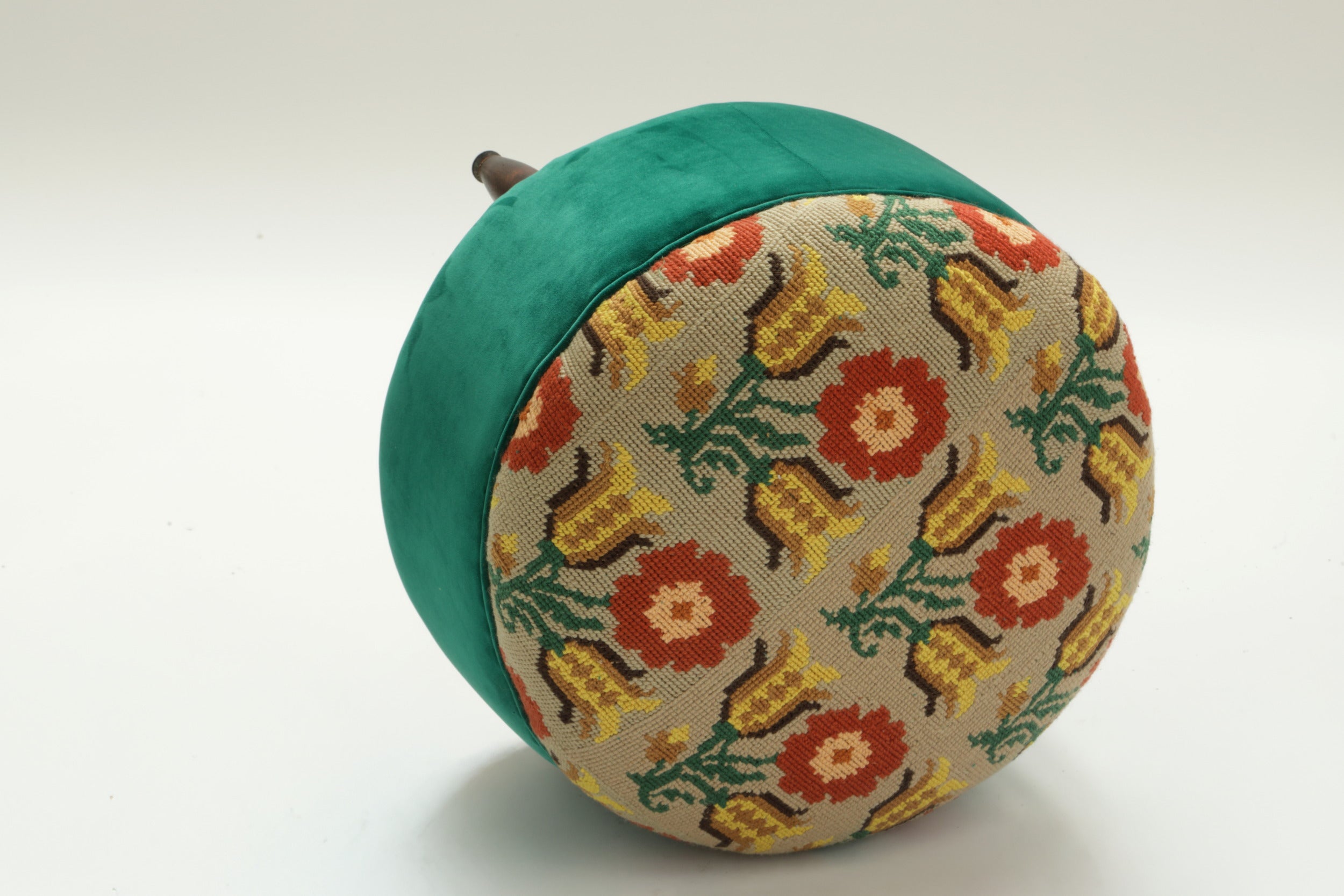 Piccolo pouf rotondo anni 60 reinterpretato da t r i p l e f