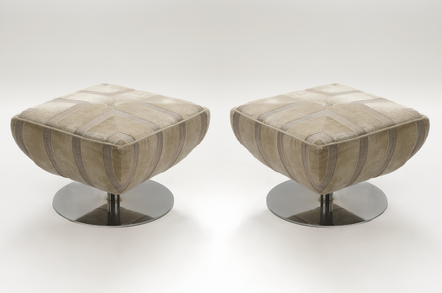 Coppia di poltrone con due pouf anni 70