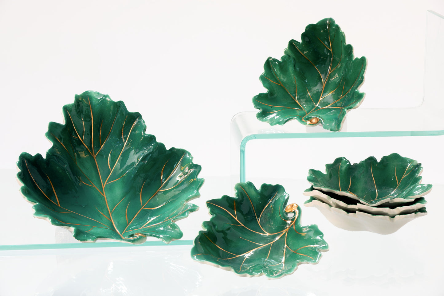 Ceramic plate set from the 50s with maple leaf