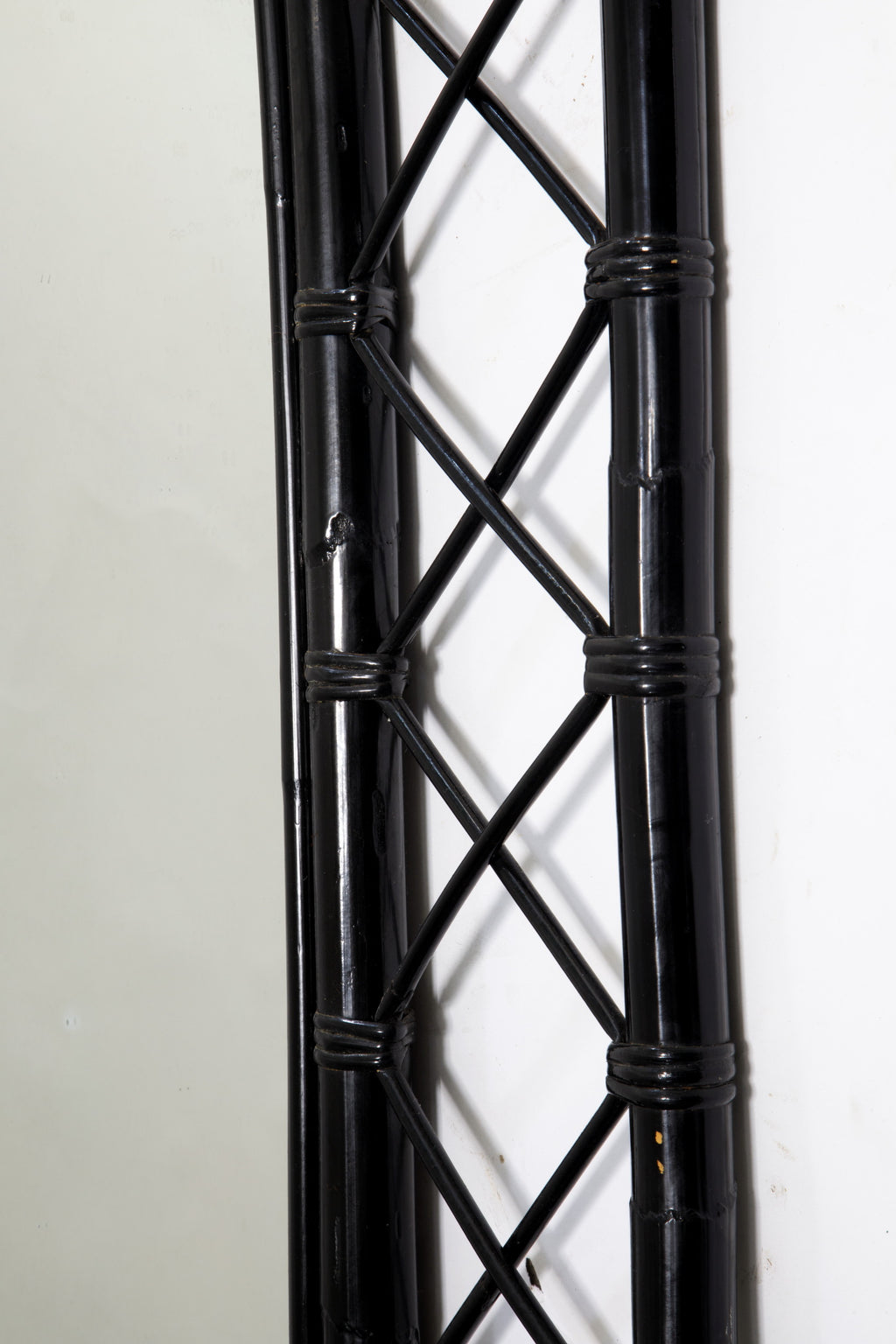 Specchiera arcuata bamboo laccato nero anni 70