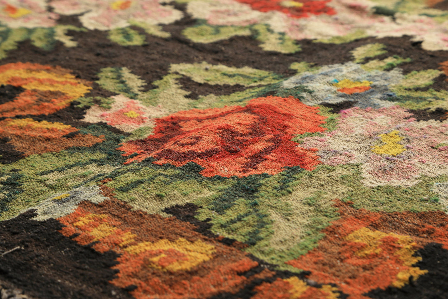 Kilim carpet with floral motif 800