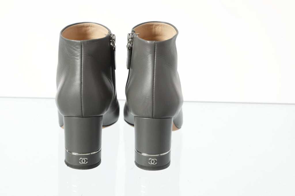 Tronchetto Chanel in pelle anni 2000