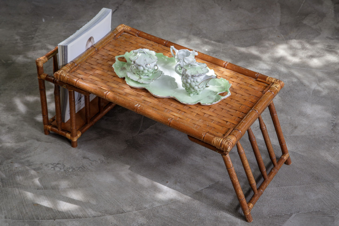 Vassoio da colazione bamboo intrecciato con porta riviste anni 70