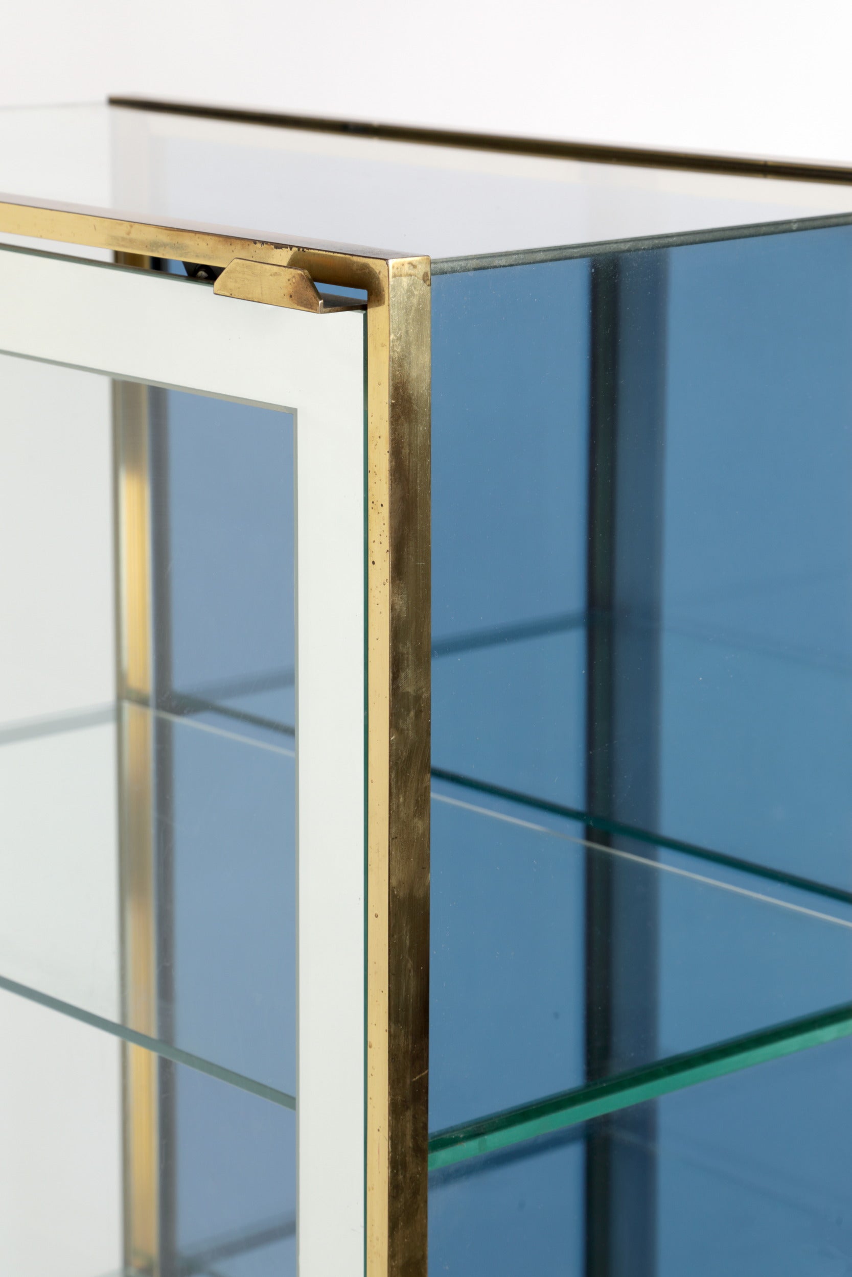 Showcase from the 70s with mirrored profiles