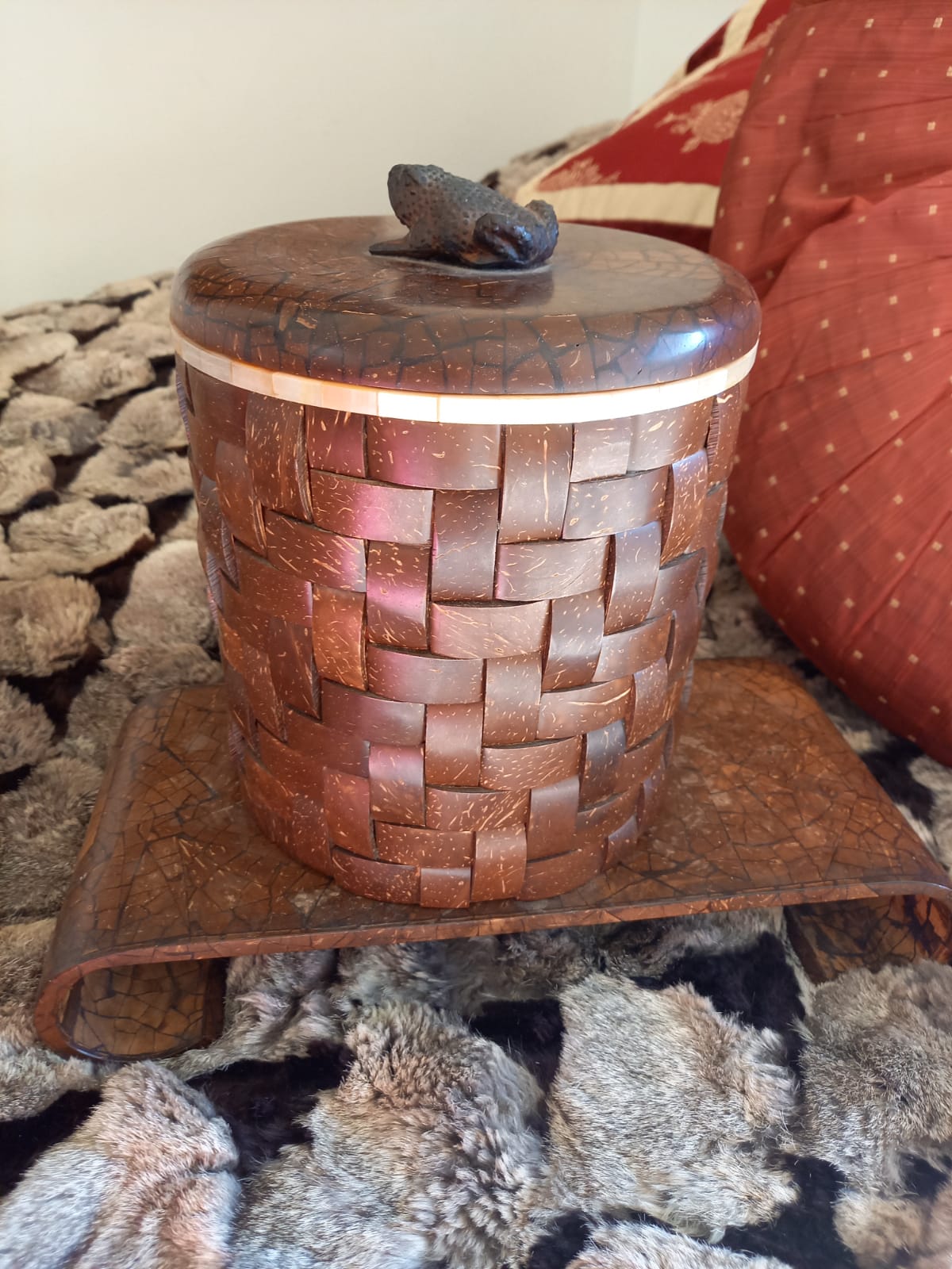 Woven coconut ice bucket